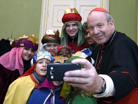 Kardinal Schönborn mit den Sternsingern