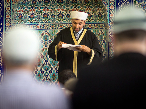 Ein Imam predigt in einer Moschee in Hamburg