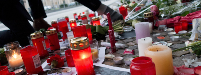 Gedenkkerzen vor der französischen Botschaft in Berlin
