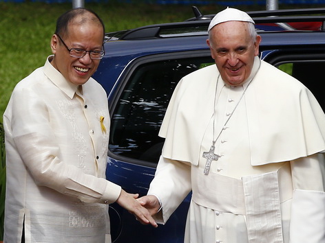 Präsident Aquino begrüßt Papst Franziskus