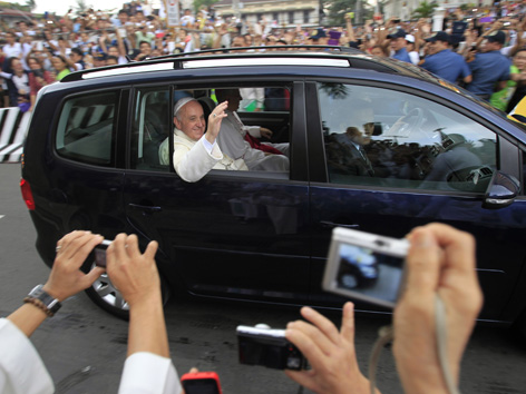 Papst Franziskus wird mit einem Van chauffiert