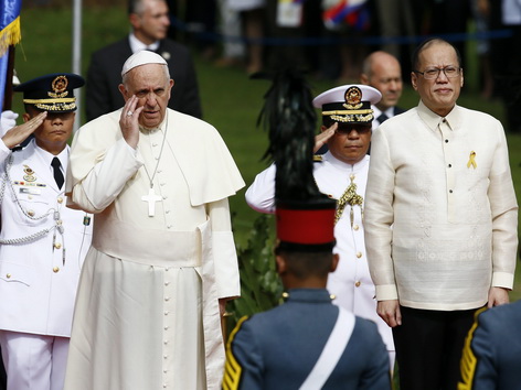 Papst Franziskus gestikuliert beim Präsidentenempfang