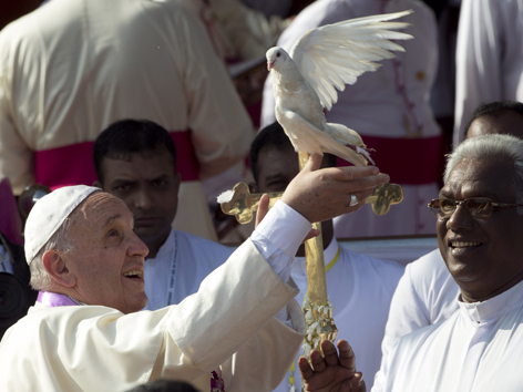 Papst Franziskus lässt im Tamilengebiet eine Friedenstaube fliegen