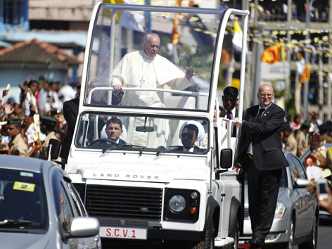 Papst Franziskus fährt im mehr als 20km im offenen Geländewagen