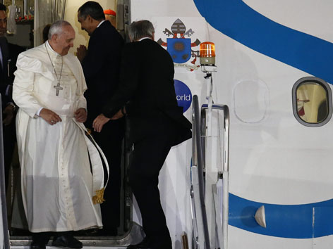 Das Scheitelkäppchen des Papstes ist dem frischen Wind in Asien wohl nicht gewachsen