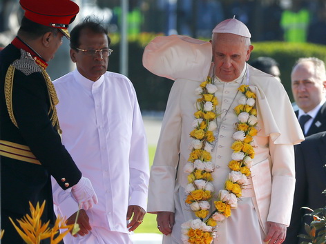 Papst Franziskus mit Blumengirlande neben dem dem neuen Präsidenten von Sri Lanka Mithripala Sirisena