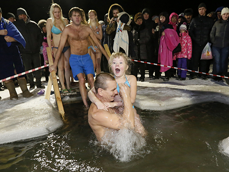 Orthodoxe Christen steigen bei -12 Grad zum Eisbad in den Fluss Chulym.
