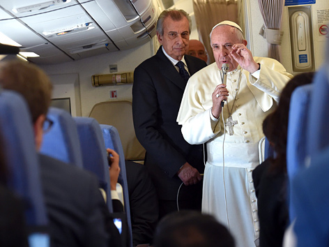 Papst Franziskus mit Mikrofon auf dem Rückflug von seiner Asien-Reise
