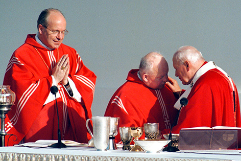 Papst Johannes Paul II./r. mit Bischof Kurt Krenn und Kardinal Christoph Schönborn/l. in St. Pölten