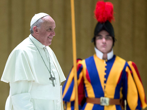 Papst Franziskus steht neben einem Schweizergardisten