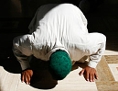 Ein betender Muslim in einer Moschee