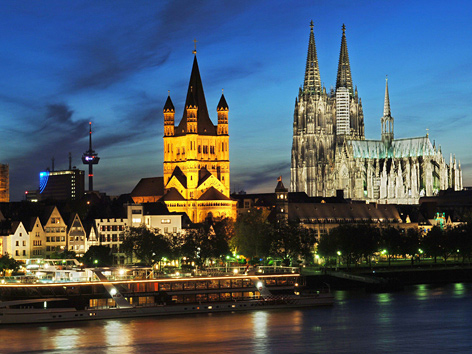 Nächtliche Stadtansicht von Köln mit dem Dom