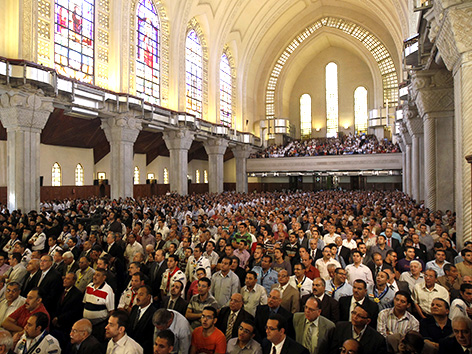 Kopten besuchen eine Messe in Kairo