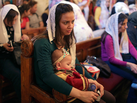 Koptinnen beim Gebet in der Kirche in Kairo