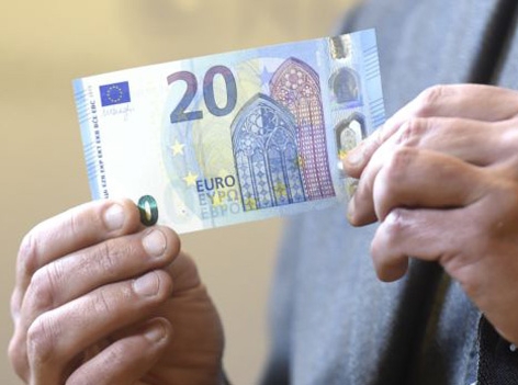 Der neue 20-Euro-Schein wird in die Kamera gehalten