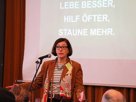 Sue Schwerin von Krosigk, Organisatorin der Sunday Assembly Berlin bei einer Sonntagsversammlung