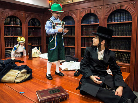 Verkleidete Kinder zu Purim auf dem Tisch in einer israelischen Synagoge