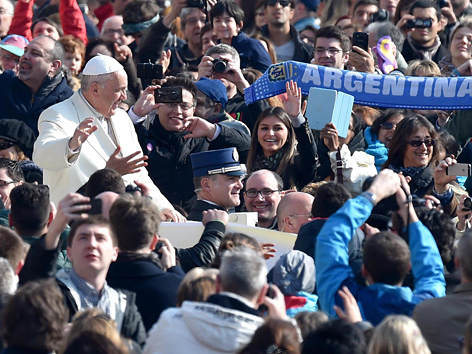 Papst Franziskus fährt durch eine Menschenmenge zur Generalaudienz auf dem Petersplatz