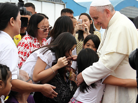 Papst Franziskus mit Kindern in Manila