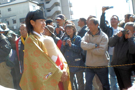 Honen Matsuri in Japan. Ein Riesenpenis (Phallus) wird durch die Straßen getragen.
