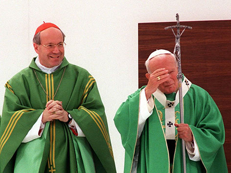Papst Johannes Paul II. und Kardinal Christoph Schoenborn am 21. Juni 1998 bei der Heiligen Messe am Wiener Heldenplatz