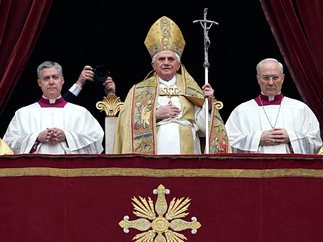 Papst Benedikt erteilt 2005 den Weihnachtssegen "urbi et orbi"