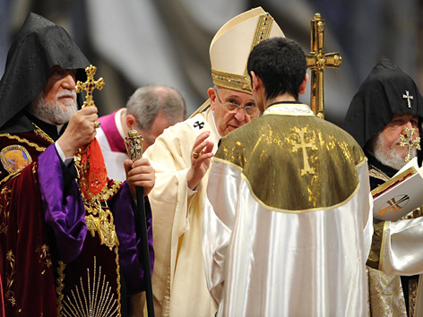 Papst Franziskus feiert eine Messe mit dem armenischen Kirchenoberhaupt Karekin II. im Vatikan