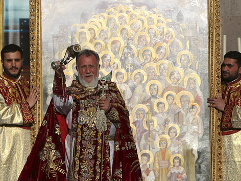 Das Oberhaupt der christlichen Armenier, Patriarch Karekin II., bei der Heiligsprechung armenischer Märtyrer vor der Kathedrale in Etschmiadsin
