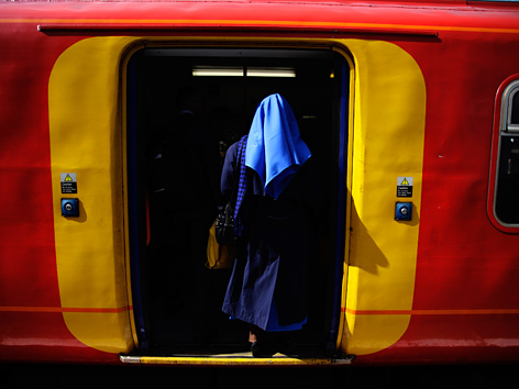Englische Nonne steigt in einen Zug ein