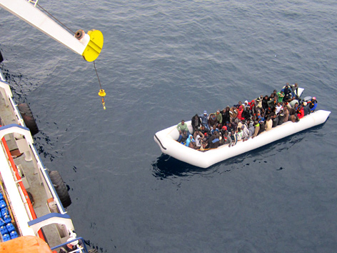 Deutsches Schiff nimmt Flüchtlinge in einem Boot auf dem Mittelmeer auf