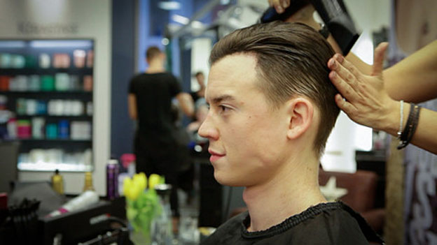 Philipp Hansa beim Friseur