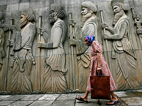 Eine ältere Parsin vor dem Tempel der Zoroastrier in Mumbai