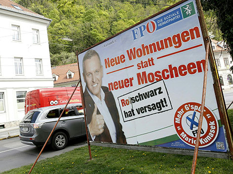 Wahlplakat der FPÖ-Steiermark mit der Aufschrift: Neue Wohnungen statt neuer Moscheen - rot/schwarz hat versagt"