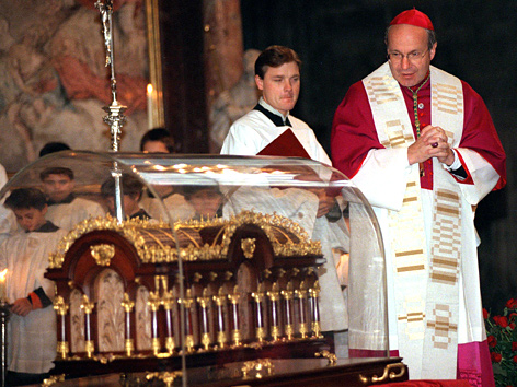 Kardinal Christoph Schönborn 1997 im Wiener Stephansdom mit dem Reliquienschrein der Hl. Therese von Lisieux