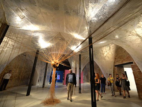 Vatikan-Pavillon bei der Biennale, Arbeiten der mazedonischen Künstlerin Elpida Hadzi-Vasileva