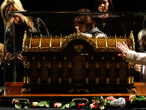 Schrein mit Reliquie der heiligen Therese von Lisieux in der Westminster Abbey in London