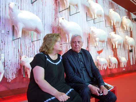 Saskia Boddeke und Peter Greenaway vor einer Installation in ihrer Ausstellung "Gehorsam" für das Jüdische Museum Berlin