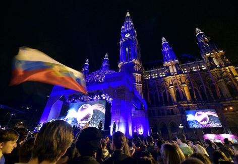 Fans beim Public Viewing des Finales zum Eurovision Song Contest 2015 am Wiener Rathausplatz