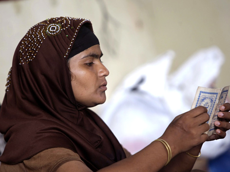 Rohingyha-Frau liest im Koran