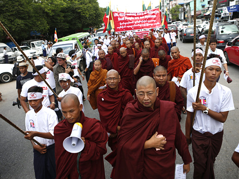Buddhistische Mönche und Nationalisten demonstrieren in Rangun gegen Hilfe für Bootsflüchtlinge