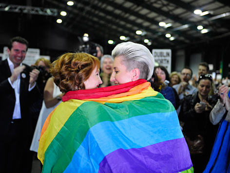 Abstimmung über Homosexuellenehe in Irland: Zwei Frauen umarmen sich
