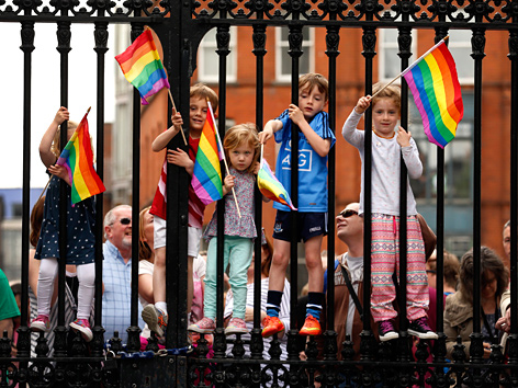 Referendum zur Homosexuellenehe in Irland: Kinder schwenken Fahnen