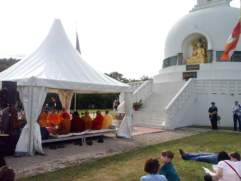 Vesakh-Feier bei der buddhistischen Friedenspagode in Wien