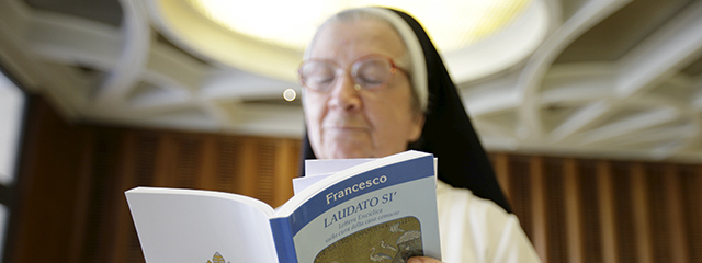 Nonne liest in Laudato Si Enzyklika von Papst Franziskus