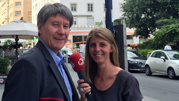 Ö3-Redakteurin Denise Roithmair mit Busfahrer Attila Baricz
