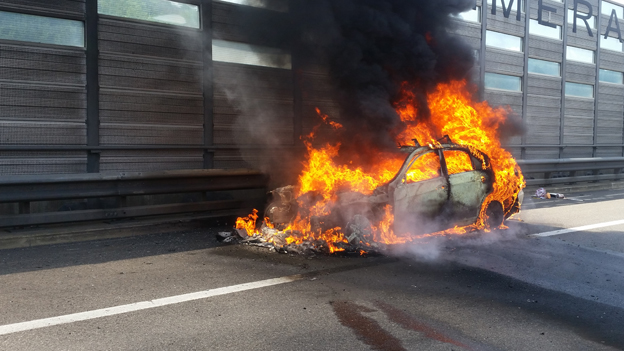Ein Auto steht in Flammen