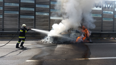 Ein in Flammen Auto stehendes Auto wird gelöscht