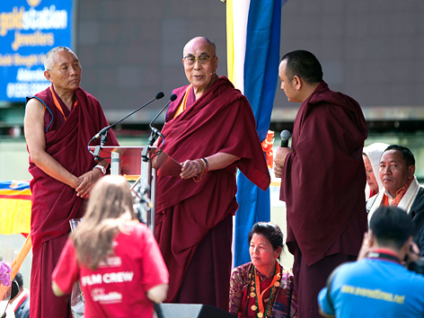 Der Dalai Lama bei einem öffentlichen Auftritt in Aldershot, England