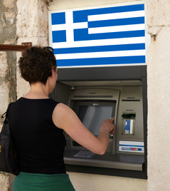 Frau hebt bei einem Bankomaten in Griechenland Geld ab