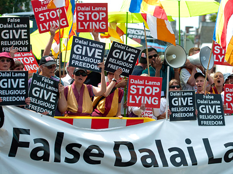 Shugden-Protest gegen den Dalai Lama in Aldershot, England